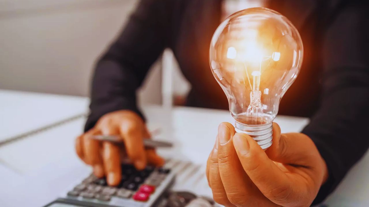 Dicas para economizar na conta de luz com truques simples em casa